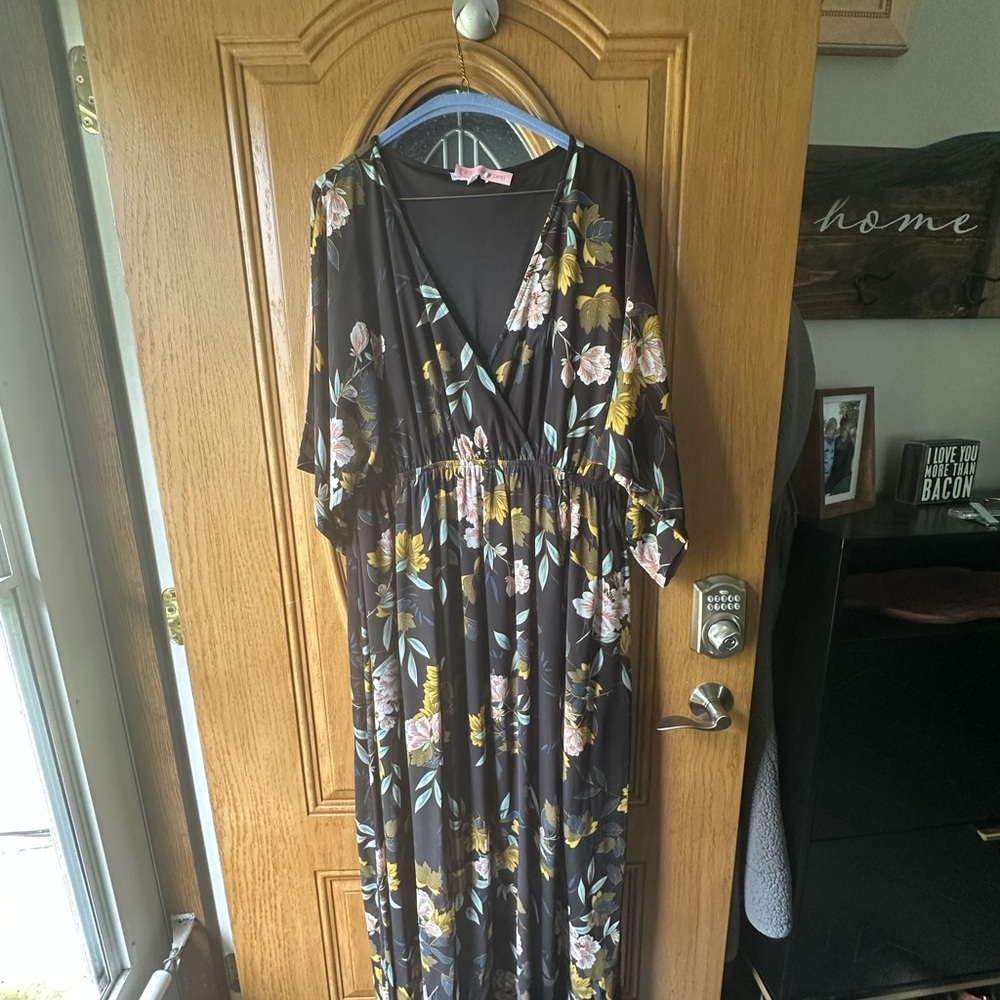 Chic Black Floral Maxi Dress with Long Sleeves